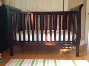 Lit pour bebe et matelas/ Baby crib with mattress